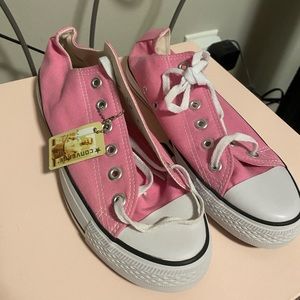 Brand new women’s pink converses - size 8.5
